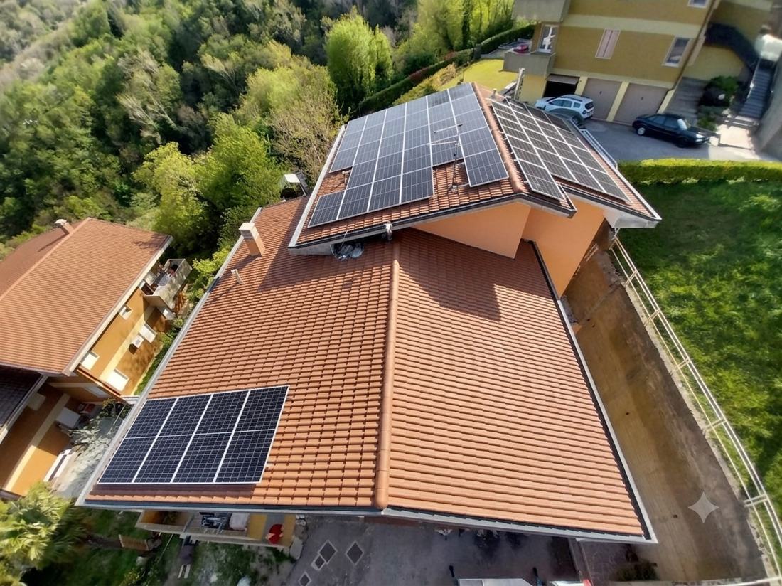 Impianto fotovoltaico su tetto residenziale realizzato da Keproject, vista dall'alto