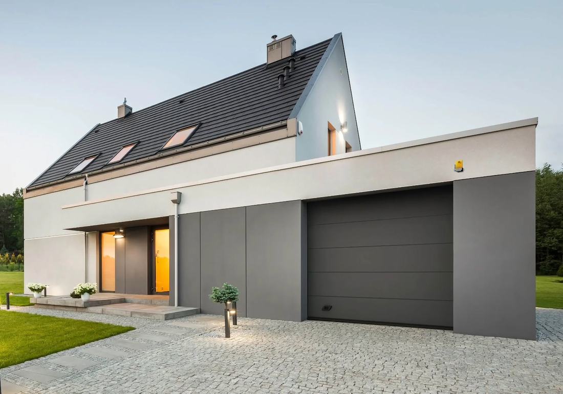 Portone sezionale per garage su abitazione moderna